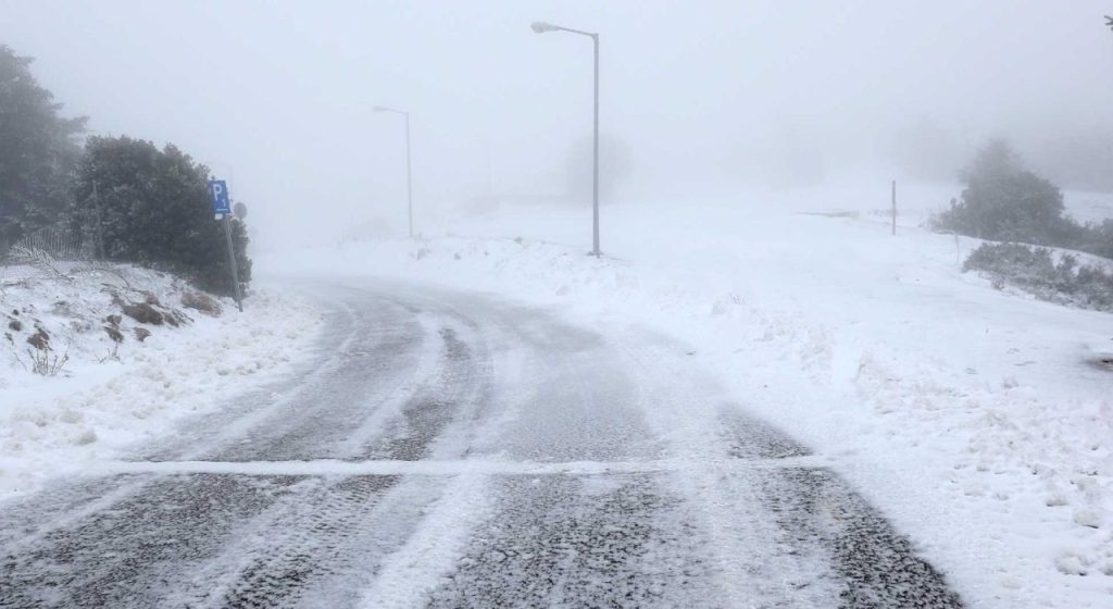 Κακοκαιρία Avgi: Διακοπή της κυκλοφορίας στη Λεωφόρο Διονύσου λόγω χιονόπτωσης