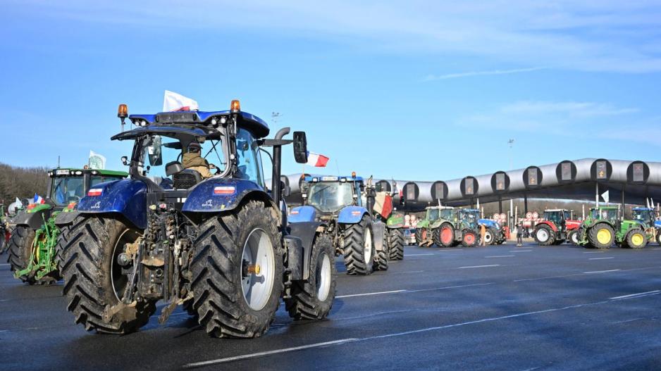 Δεν κάνουν πίσω οι Γάλλοι αγρότες – Αποκλείουν δρόμους γύρω από το Παρίσι (βίντεο)