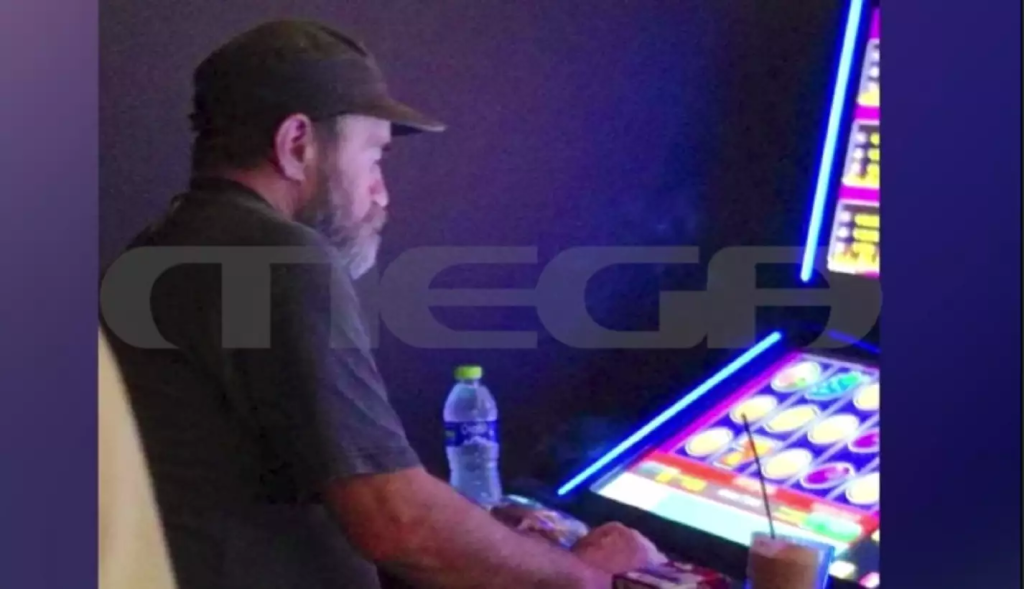 «Ο Άλλος άνθρωπος»: Ο Κ.Πολυχρονόπουλος παίζει τυχερά παιχνίδια – Φωτογραφία ντοκουμέντο 