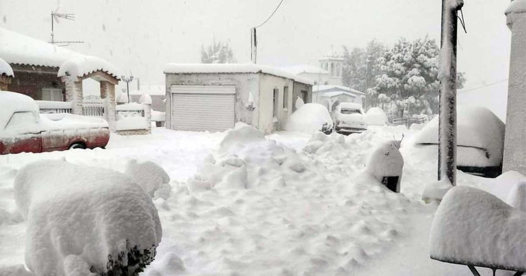 Η κακοκαιρία «Avgi» πλήττει την Εύβοια: Συνεχίζεται η πυκνή χιονόπτωση (βίντεο) 