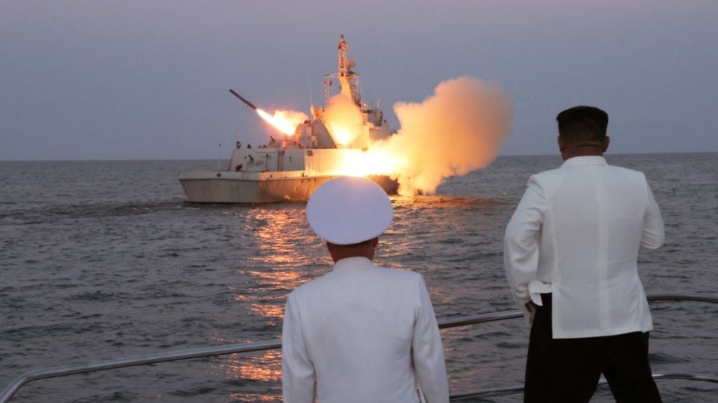 Βόρεια Κορέα: Εκτόξευση πυραύλων κρουζ από υποβρύχιο παρακολούθησε ο Κιμ Γιονγκ Ουν