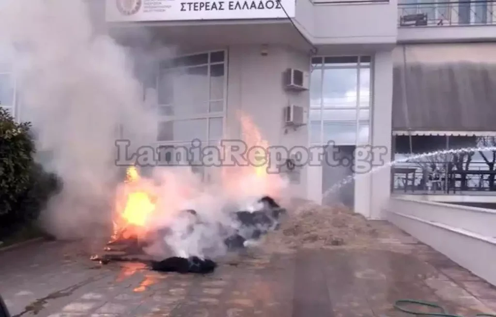 Αγρότες έβαλαν φωτιά στην είσοδο του κτιρίου του ΟΠΕΚΕΠΕ στη Λαμία (βίντεο) 