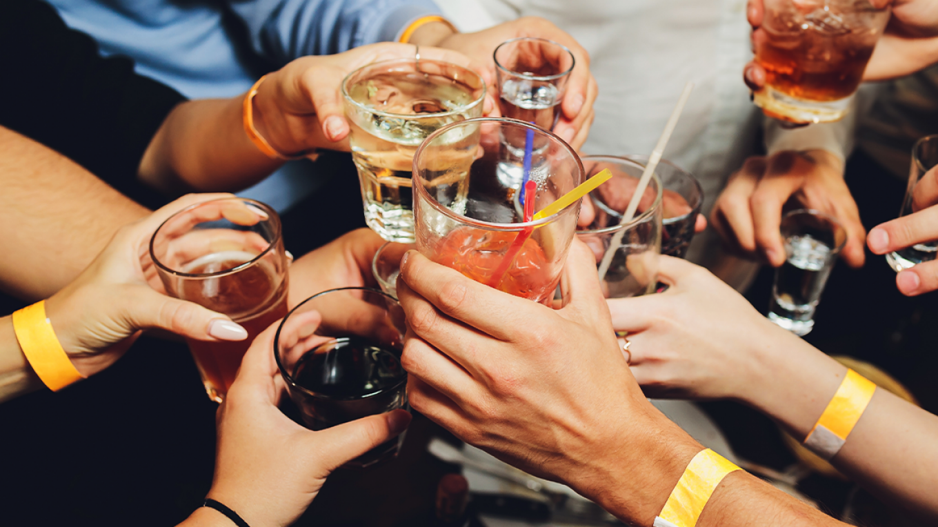 Νοθευμένο αλκοόλ: Τι προκαλεί στον οργανισμό όσων το καταναλώσουν – Τα σημάδια
