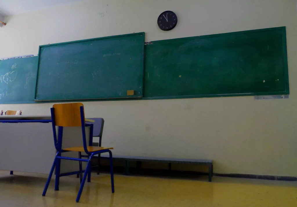 Λάρισα: Διευθυντής σχολείου ζητούσε από τα παιδιά να «καρφώσουν» συμμαθητή τους και τους έταζε σβήσιμο απουσιών