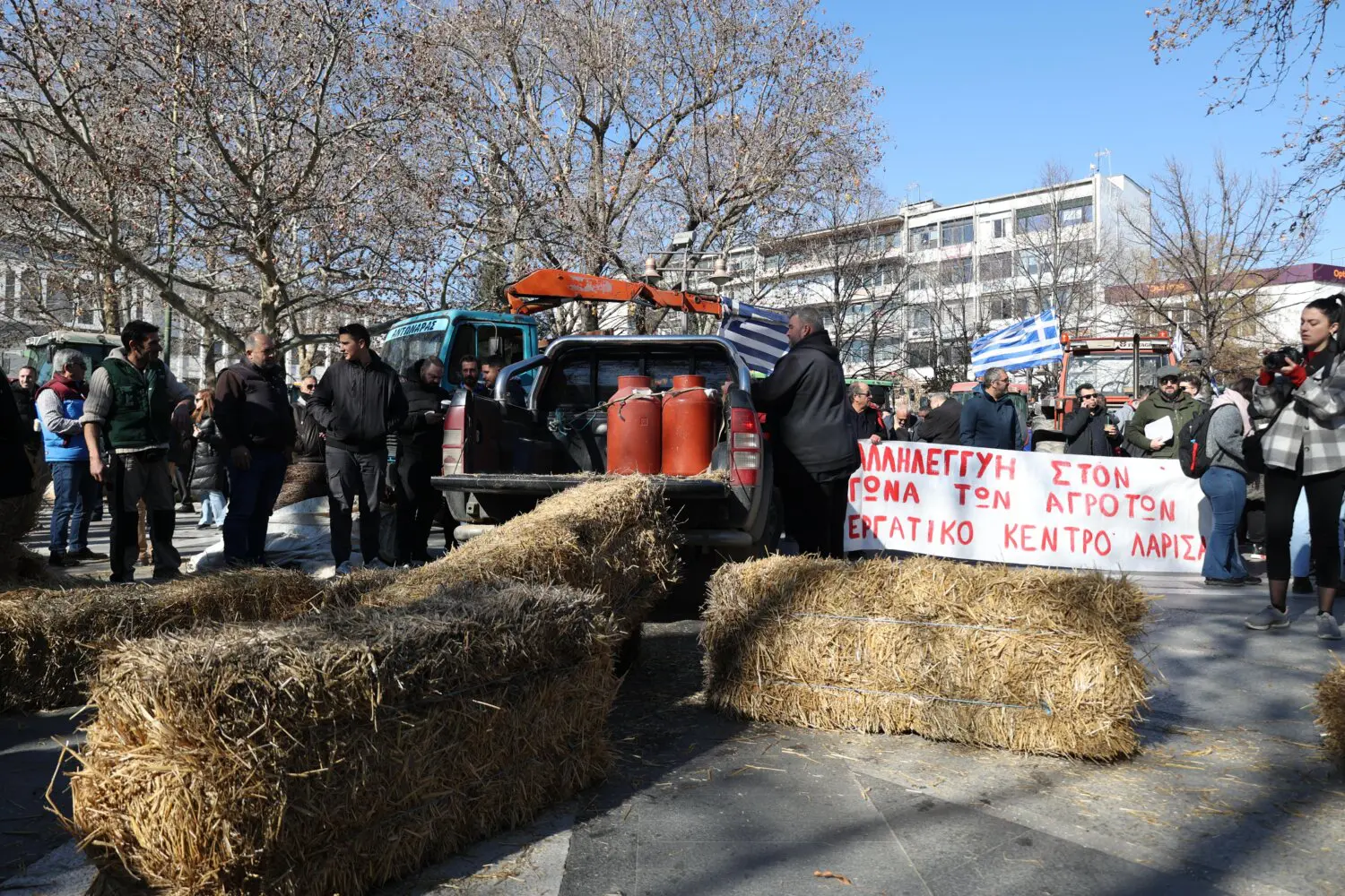 Κλιμακώνονται οι κινητοποιήσεις αγροτών και κτηνοτρόφων – Έριξαν γάλα σε κεντρική πλατεία της Λάρισας (φώτο)