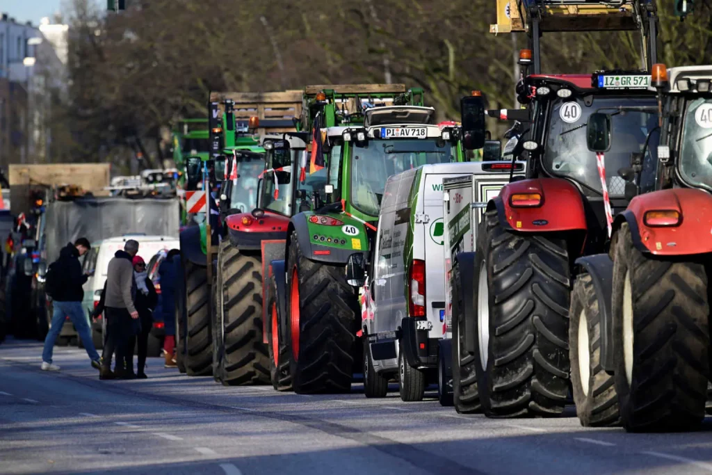 Γερμανία: Αιφνιδιαστική συγκέντρωση αγροτών με τρακτέρ στις εισόδους του λιμανιού στο Αμβούργο