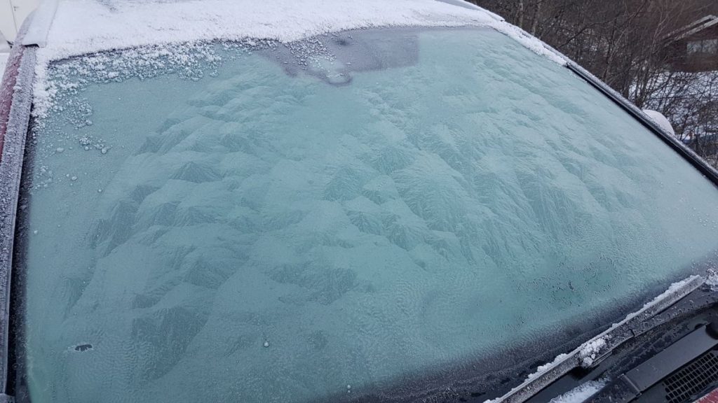 Τι να κάνεις αν πιάσει πάγο το παρμπρίζ του αυτοκινήτου