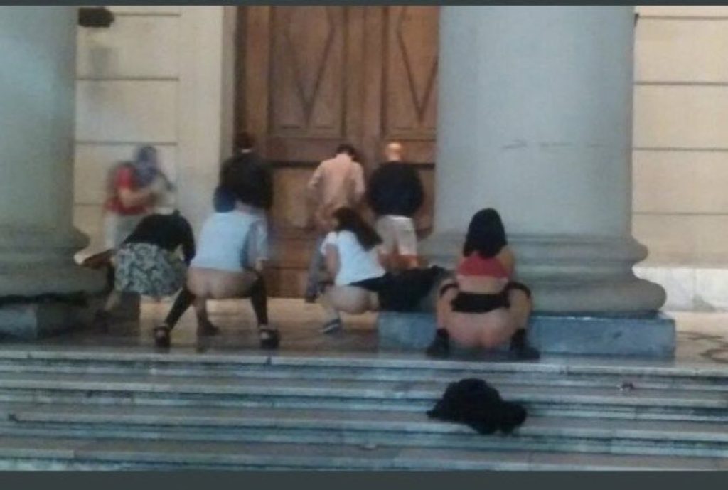 Γυναίκες αφοδεύουν στην είσοδο μιας εκκλησίας για να «διεκδικήσουν» τα δικαιώματά τους (φωτο)