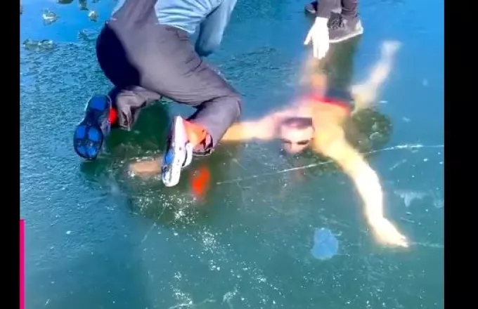 Σλοβακία: Κολυμβητής παγιδεύτηκε κάτω από τον πάγο – Βίντεο ντοκουμέντο 