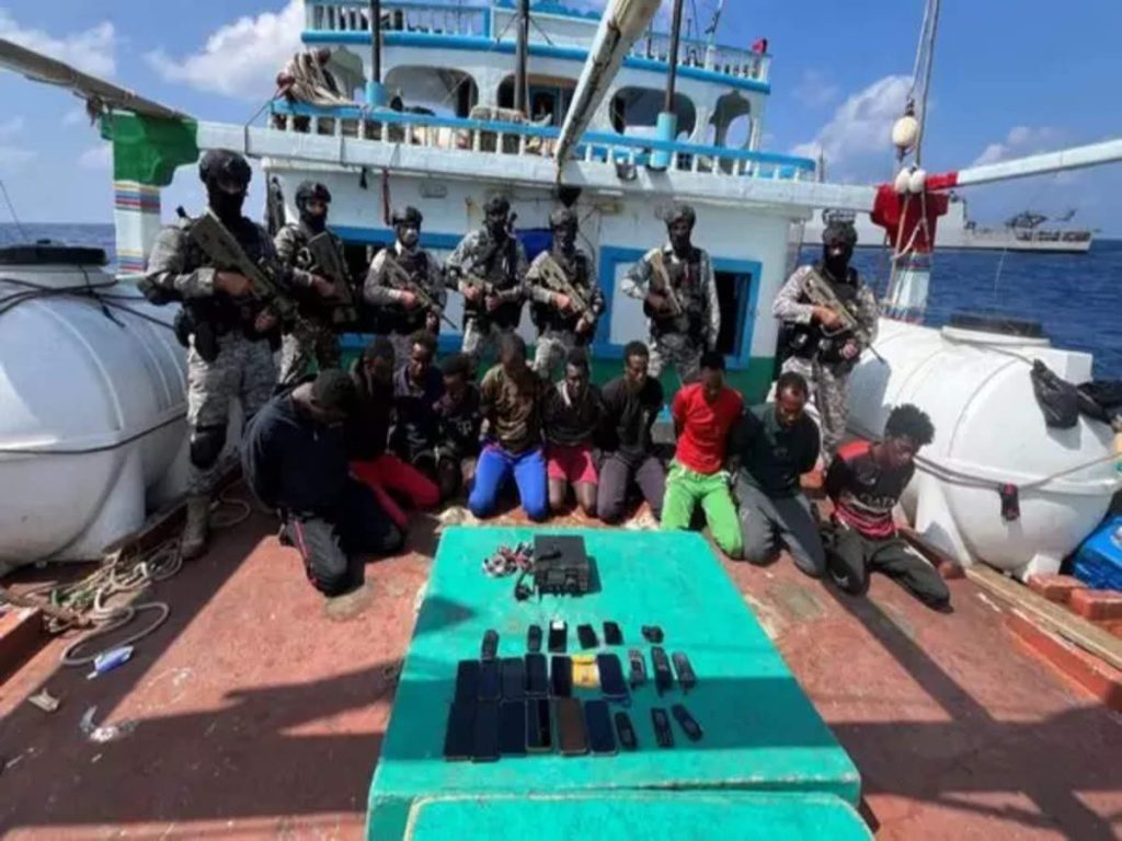Ινδία: Το Ναυτικό διέσωσε δύο ιρανικά αλιευτικά σκάφη από Σομαλούς πειρατές (φώτο-βίντεο)