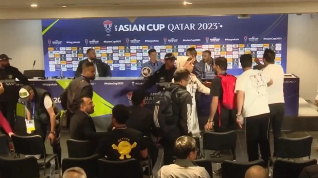 Ιράκ: Η στιγμή που δημοσιογράφοι προσπαθούν να επιτεθούν στον προπονητή της Εθνικής ποδοσφαίρου μετά από αποκλεισμό