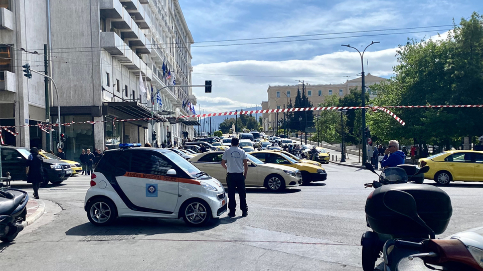 Κλειστή η οδός Καραγιώργη Σερβίας στο Σύνταγμα – Εντοπίστηκε ύποπτο αντικείμενο