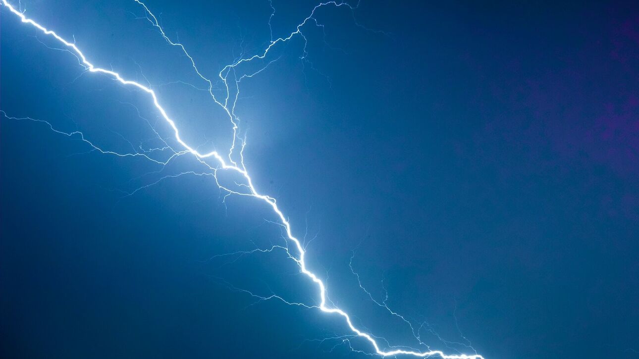 Χανιά: Κεραυνός «χτύπησε» σπίτι στον Αποκόρωνα και τρύπησε την οροφή του (φώτο)