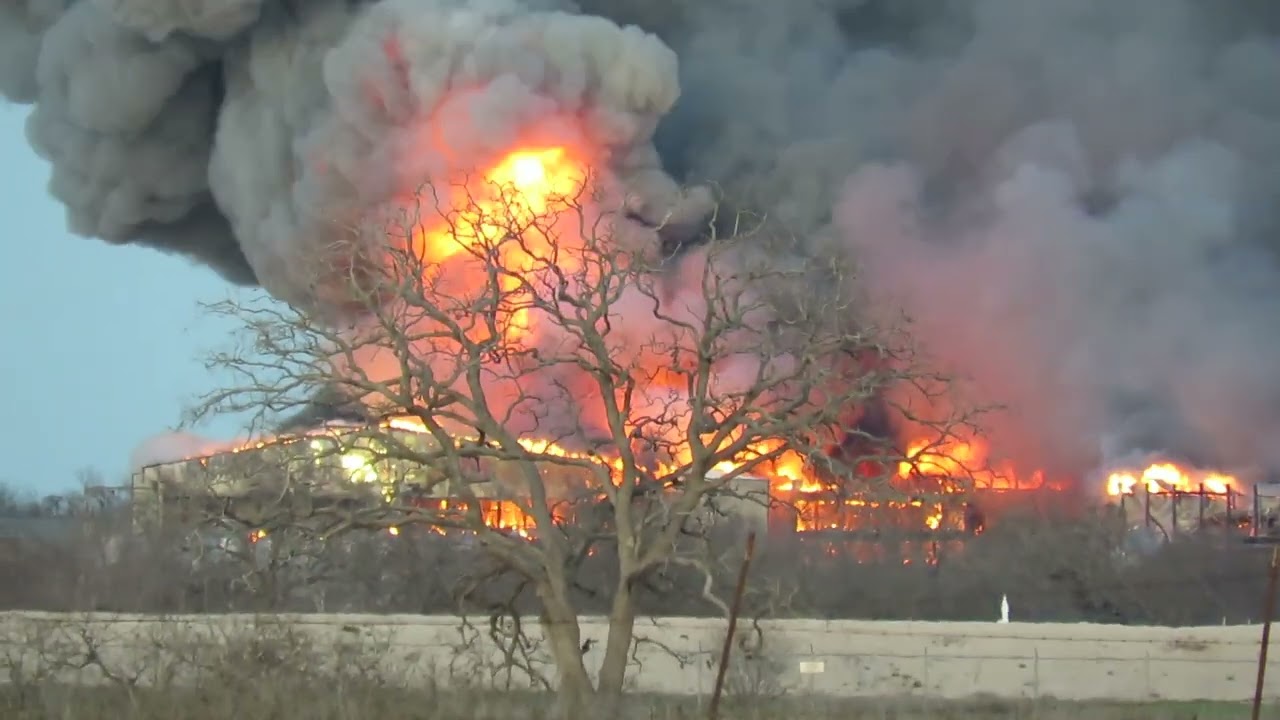 Βίντεο: Κολοσσιαία πυρκαγιά μετά από περίεργη έκρηξη στο μεγαλύτερο πτηνοτροφείο του Τέξας