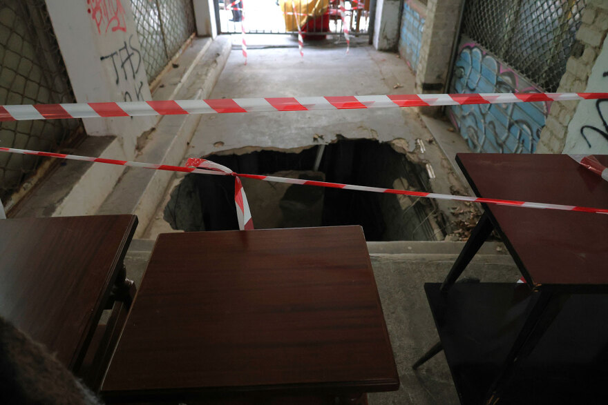 Θεσσαλονίκη: «Με πλάκωσαν πέτρες στο σώμα και το κεφάλι» λέει η 19χρονη που έπεσε σε τρύπα 3 μέτρων 
