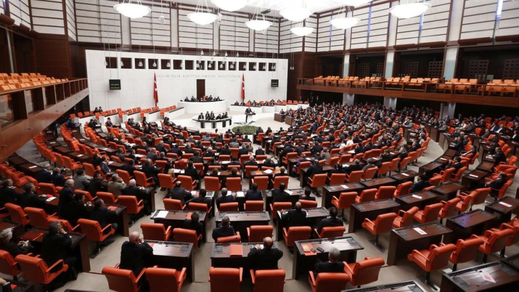 Τουρκική βουλή: Επεισόδια για την αφαίρεση έδρας βουλευτή – Πέταξαν στο βήμα το τουρκικό σύνταγμα