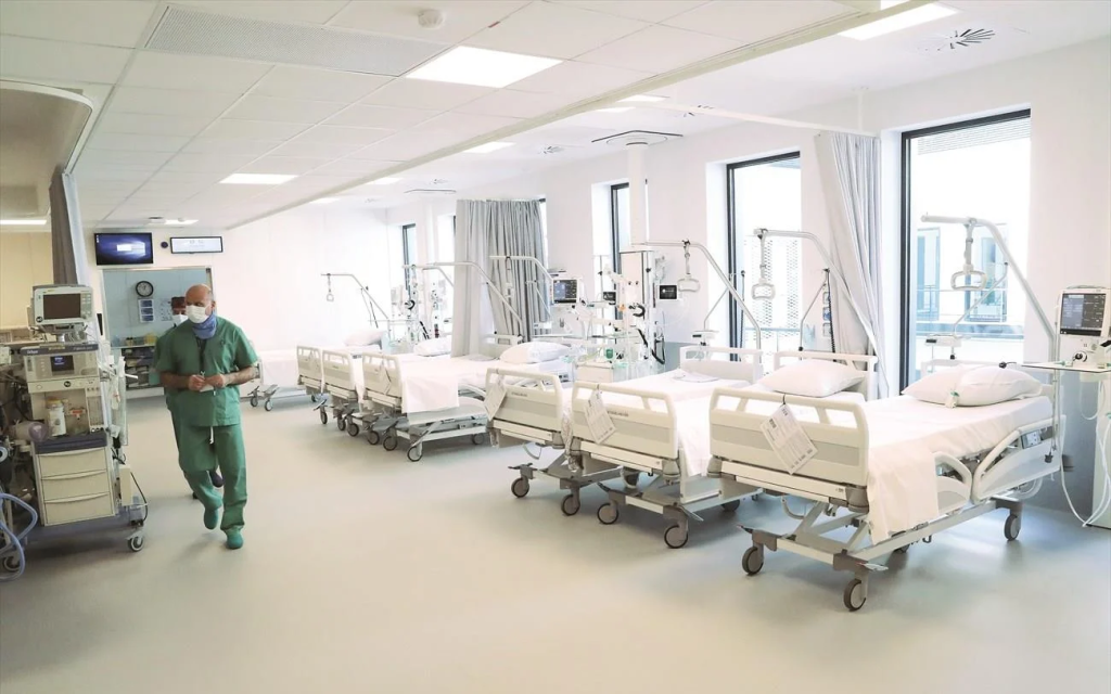 Σήμερα η σύσκεψη στο Μέγαρο Μαξίμου για τα απογευματινά χειρουργεία – Σε ξεχωριστούς χώρους η νοσηλεία των ασθενών