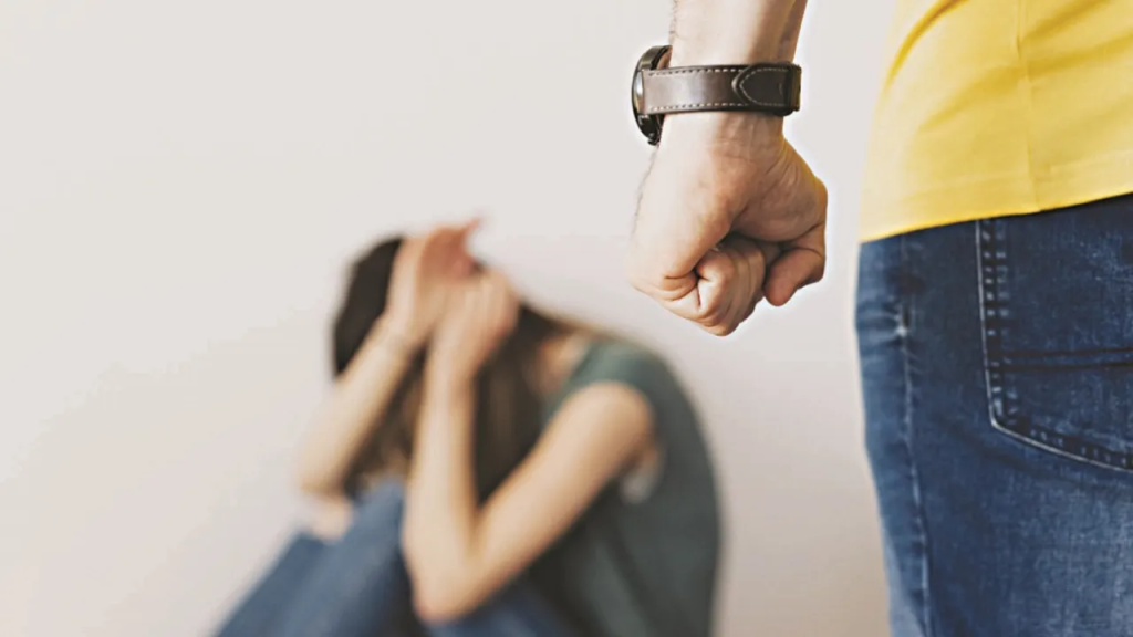 Βόλος: 35χρονη κατήγγειλε τον πρώην σύντροφό της – «Μου πέταξε οινόπνευμα μέσα στο στόμα και μου είπε πως θα με κάψει»