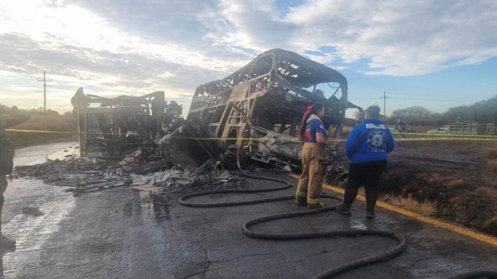 Μεξικό: Τουριστικό λεωφορείο συγκρούστηκε με φορτηγό και έγινε «κόλαση» – 19 νεκροί και 22 τραυματίες (βίντεο)