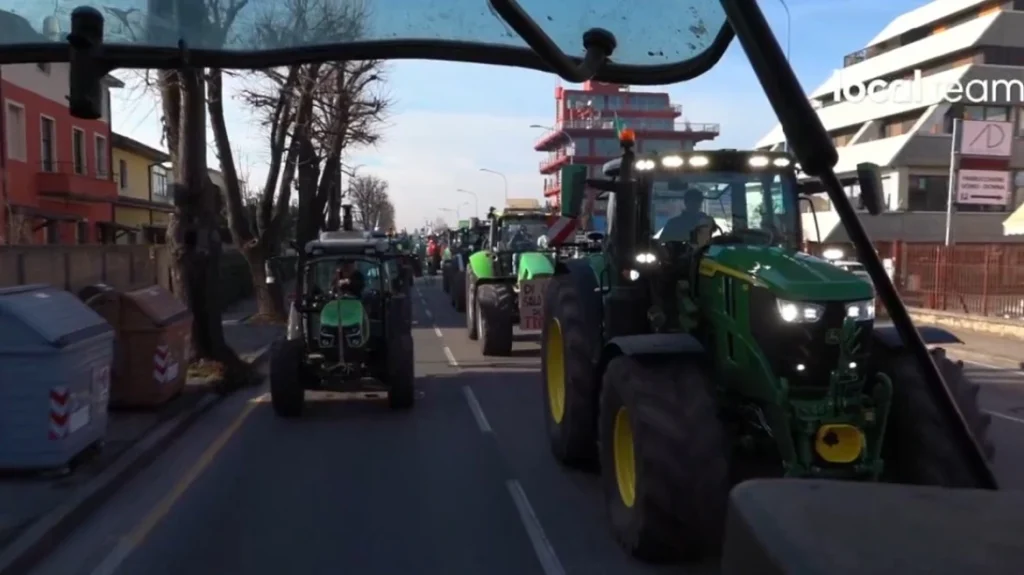 Αγρότες έστησαν μπλόκα σε διόδια έξω από τη Μπρέσια στην Ιταλία (βίντεο) 