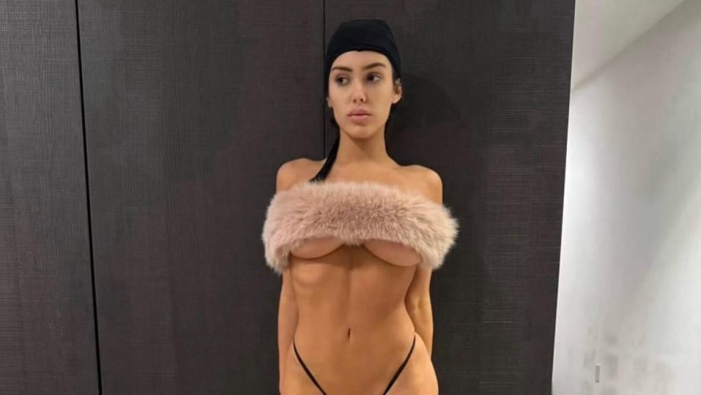 Κ.Γουέστ: Δημοσίευσε μία αποκαλυπτική φωτογραφία της συζύγου του – Ποζάρει με το εσώρουχο (φωτο) 