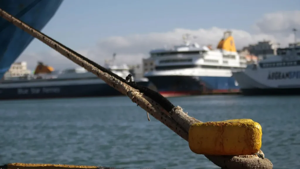 Kανονικά διεξάγονται τα δρομολόγια των πλοίων από Πειραιά και Λαύριο – Σε ισχύ παραμένει το απαγορευτικό από Ραφήνα
