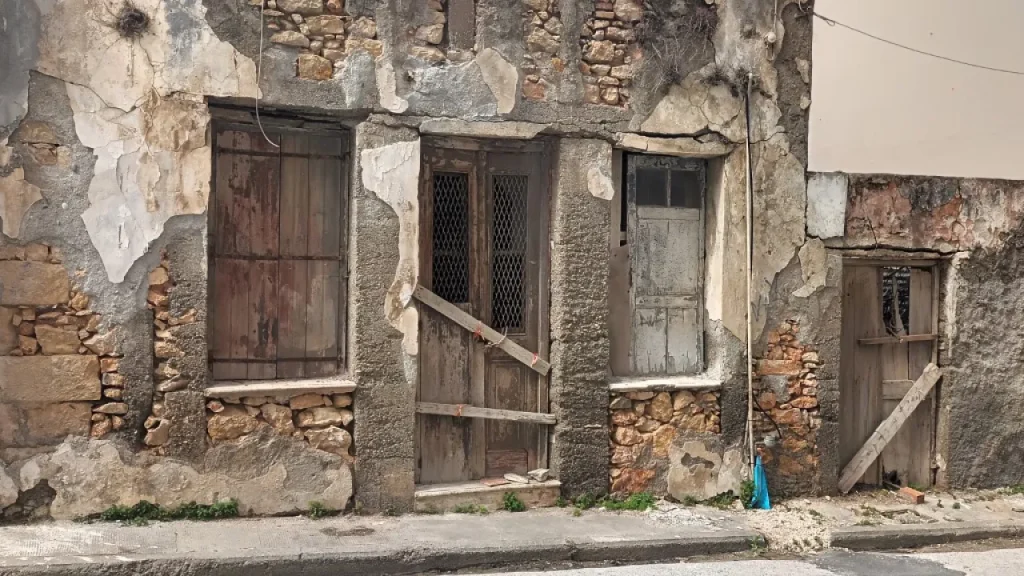 Χανιά: Μπαλκόνι κτηρίου υποχώρησε και έπεσε πάνω σε σταθμευμένο αυτοκίνητο (φώτο)