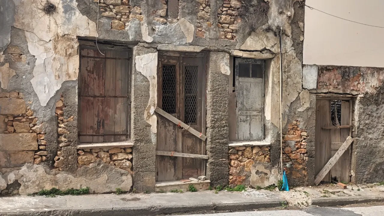 Χανιά: Μπαλκόνι κτηρίου υποχώρησε και έπεσε πάνω σε σταθμευμένο αυτοκίνητο (φώτο)