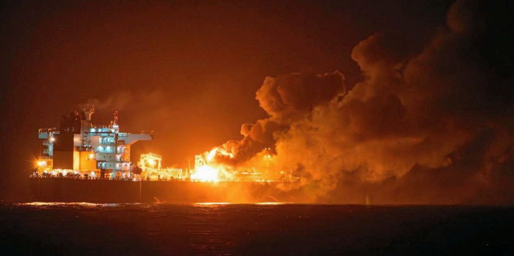 Πύραυλος των Χούθι έπληξε εμπορικό πλοίο ανοικτά της Υεμένης – HΠΑ και Βρετανία βομβάρδισαν θέσεις τω σιιτών ανταρτών