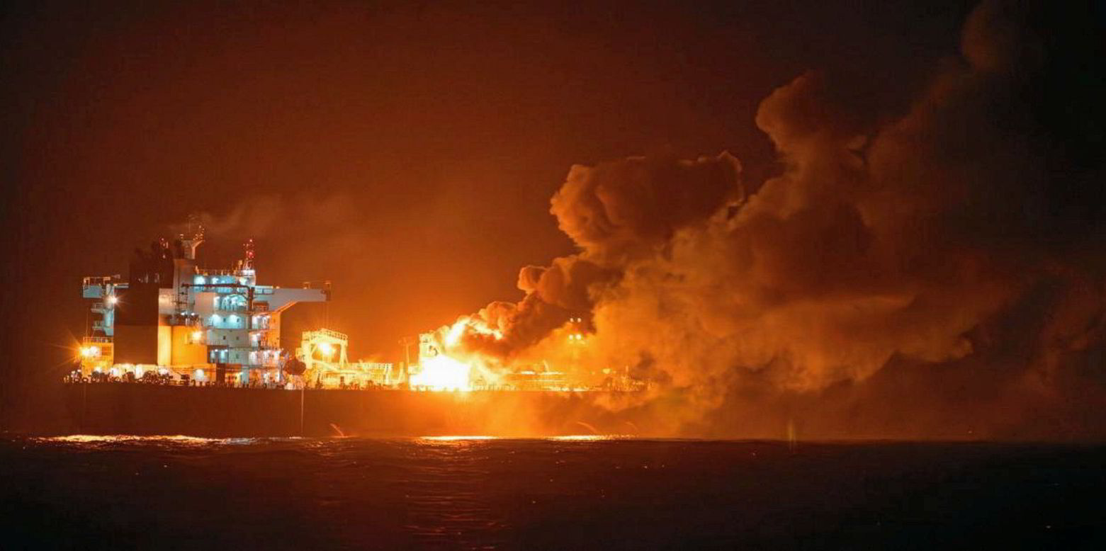 Πύραυλος των Χούθι έπληξε εμπορικό πλοίο ανοικτά της Υεμένης – HΠΑ και Βρετανία βομβάρδισαν θέσεις τω σιιτών ανταρτών