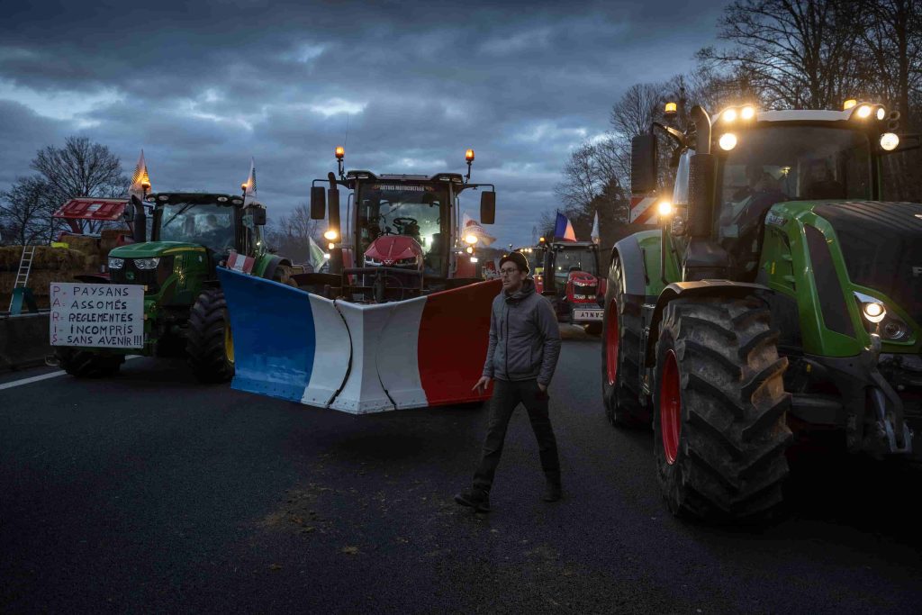Βίντεο: Η γαλλική αστυνομία συλλαμβάνει αγρότες επειδή δεν αποδέχονται τις «νέες πολιτικές» και κατάσχει τα τρακτέρ τους