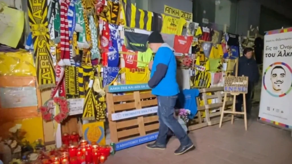 Θεσσαλονίκη: Άναψαν συμβολικά 19 κεριά στη μνήμη του Άλκη Καμπανού στο σημείο που δολοφονήθηκε