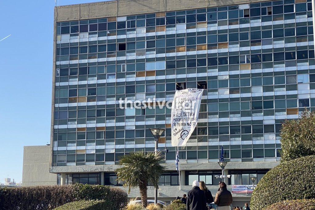 ΑΠΘ: Ομάδα αγνώστων εισέβαλε στην πρυτανεία – Σε εξέλιξη αστυνομική επιχείρηση για την εκκένωση της κατάληψης (βίντεο) (upd)