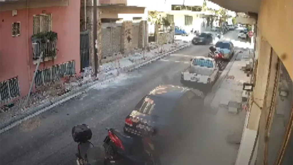 Πάτρα: Η τρομακτική στιγμή που οδηγός παραβιάζει στοπ και χτυπά δίκυκλο (βίντεο)