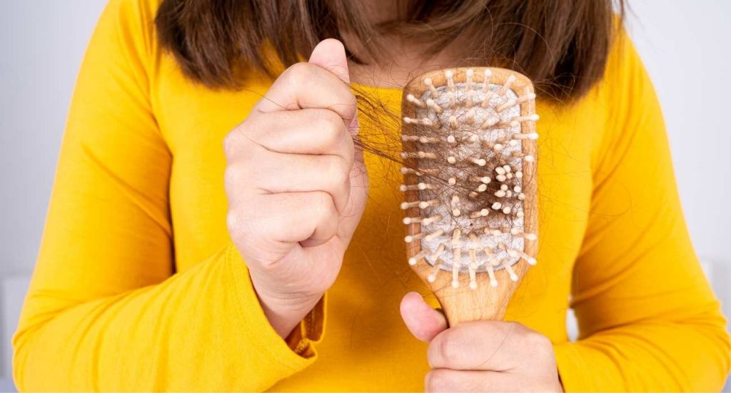 Τριχόπτωση: Αυτά είναι τα τρόφιμα που πρέπει να αποφεύγετε σύμφωνα με τους ειδικούς