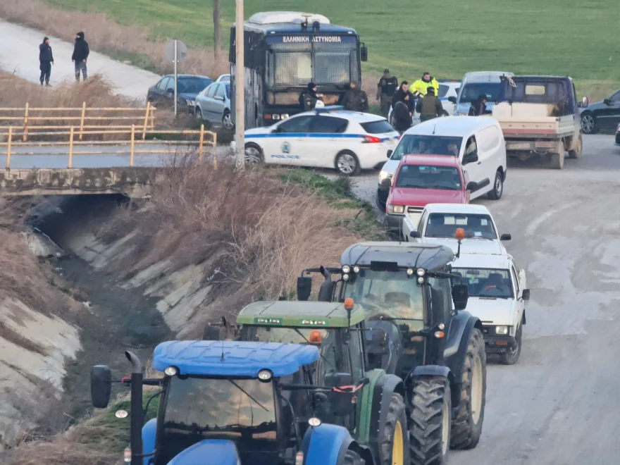 Αγρότες συγκεντρώθηκαν με τα τρακτέρ τους στη γέφυρα των Μαλγάρων – Μπλόκο από την ΕΛ.ΑΣ. (φωτο)