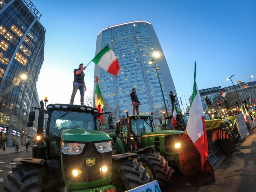 Ιταλοί αγρότες: «Την επόμενη εβδομάδα τα τρακτέρ μας θα φτάσουν κοντά στη Ρώμη» (φωτο)