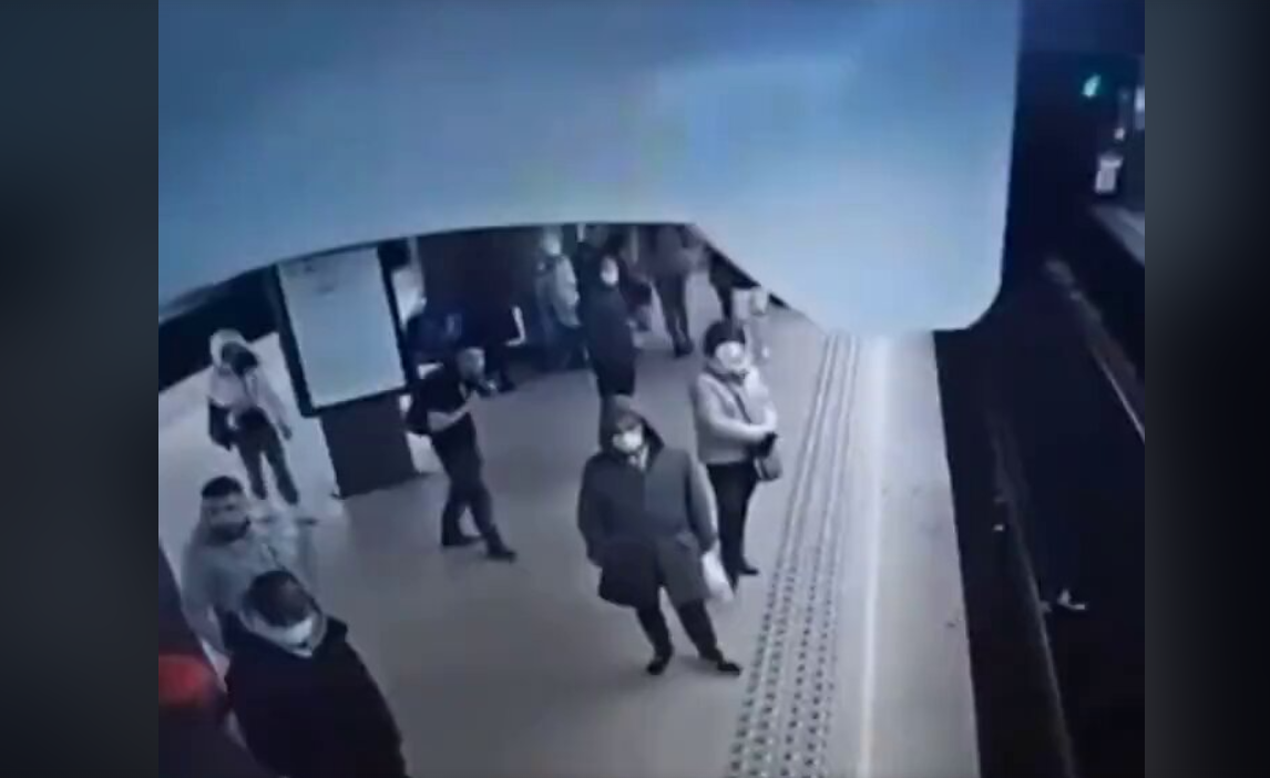 Σοκαριστικό βίντεο από τις Βρυξέλλες: Η στιγμή που μουσουλμάνος σπρώχνει γυναίκα στις ράγες του μετρό 