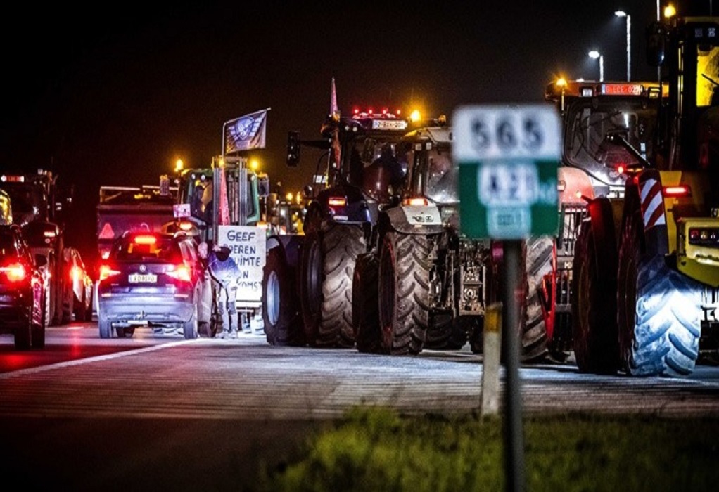 Ολλανδία: Στους δρόμους οι αγρότες – Εμποδίζουν φορτηγά να διασχίσουν τα βελγοολλανδικά σύνορα