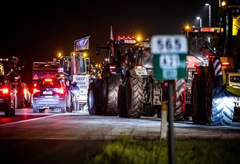 Ολλανδία: Στους δρόμους οι αγρότες – Εμποδίζουν φορτηγά να διασχίσουν τα βελγοολλανδικά σύνορα