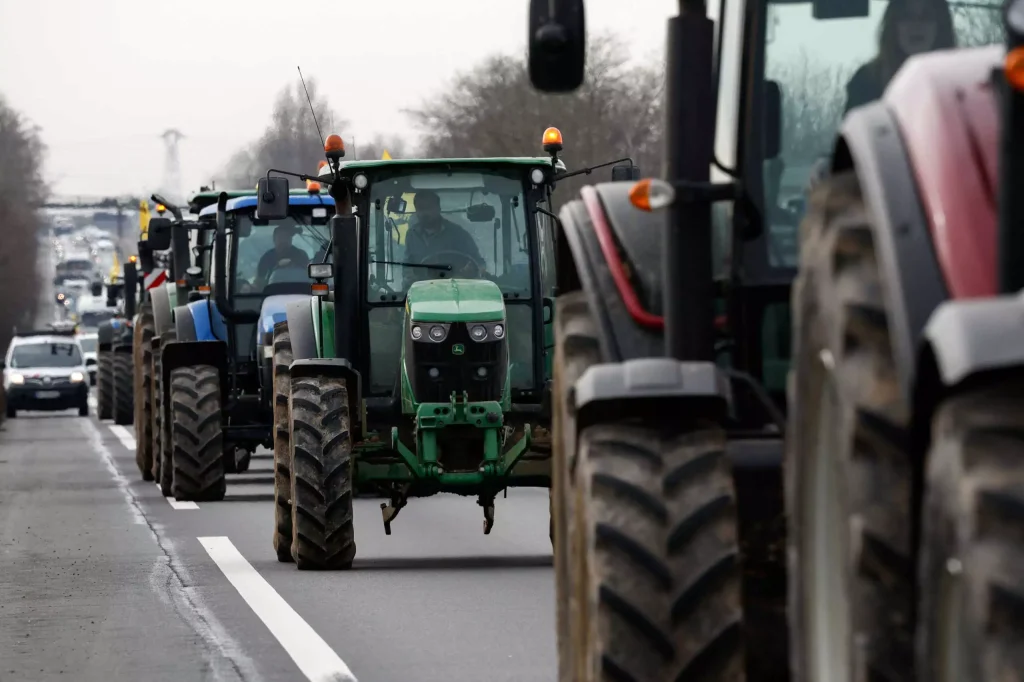 Κορυφώνεται η αγανάκτηση των αγροτών στην Ευρώπη – Ολλανδοί αγρότες έριξαν κοπριά σε σούπερ μάρκετ (βίντεο)