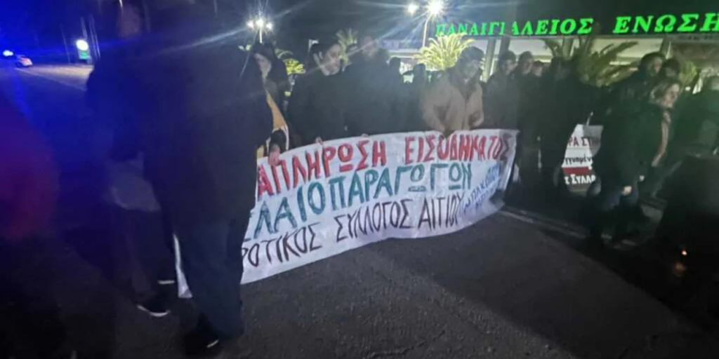 Οι αγρότες του Αιγίου έκλεισαν την Εθνική Οδό στο ύψος της γέφυρας του Σελινούντα (φώτο)