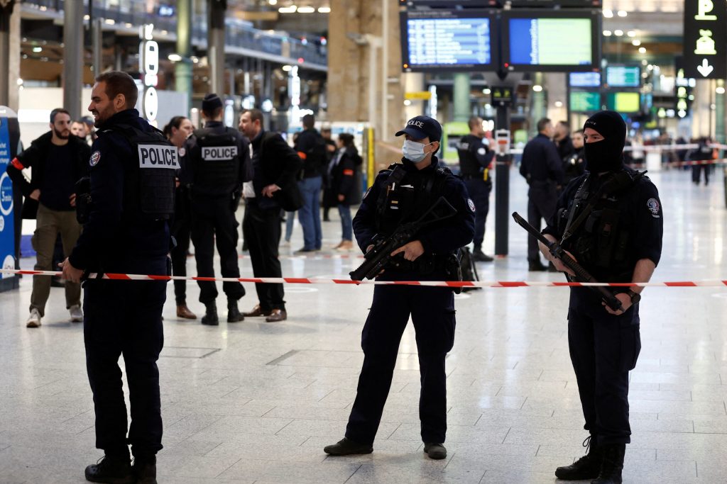 Επίθεση με μαχαίρι στο Παρίσι: «Ο ύποπτος έχει ψυχιατρικά προβλήματα – Δεν θεωρείται τρομοκρατική ενέργεια»
