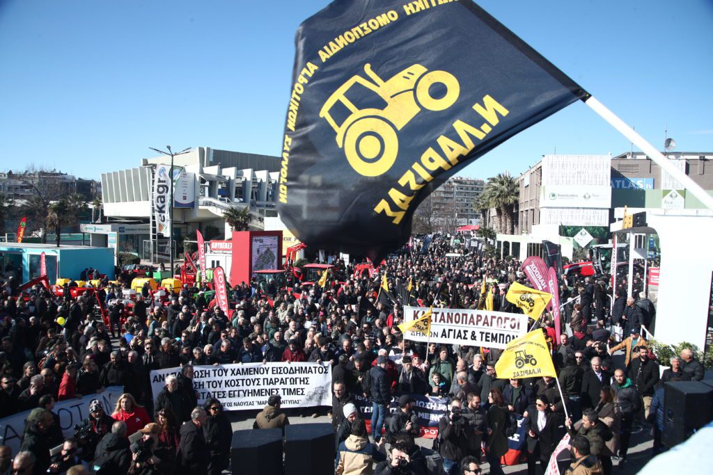 Ολοκληρώθηκε το συλλαλητήριο των αγροτών στη Θεσσαλονίκη – Πέταξαν στο δρόμο κάστανα και μήλα (φώτο-βίντεο)