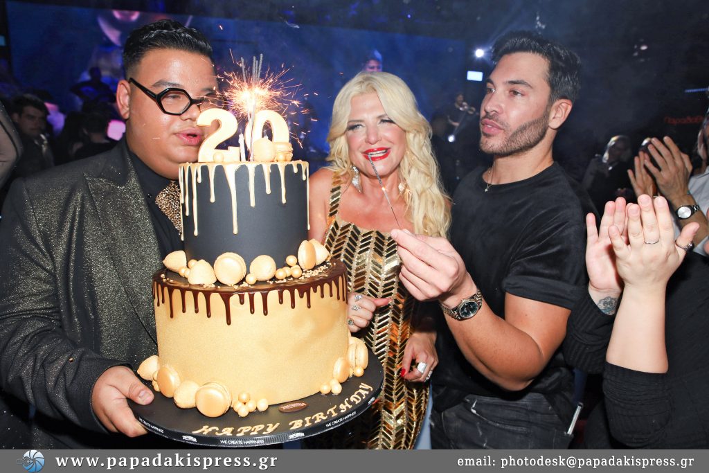 Τα γενέθλια του στην Ακτή Πειραιώς γιόρτασε ο επιχειρηματίας Δημοσθένης Μονοκρούσος