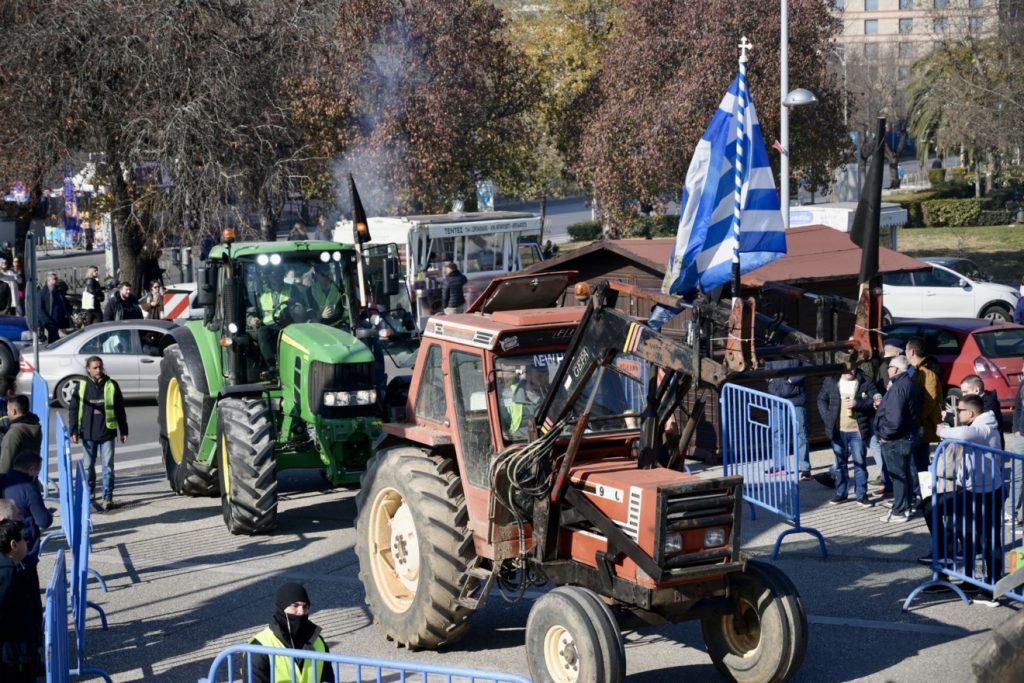 Οι αγρότες «ζεσταίνουν» τις μηχανές και ετοιμάζονται να κατέβουν με τα τρακτέρ στην Αθήνα