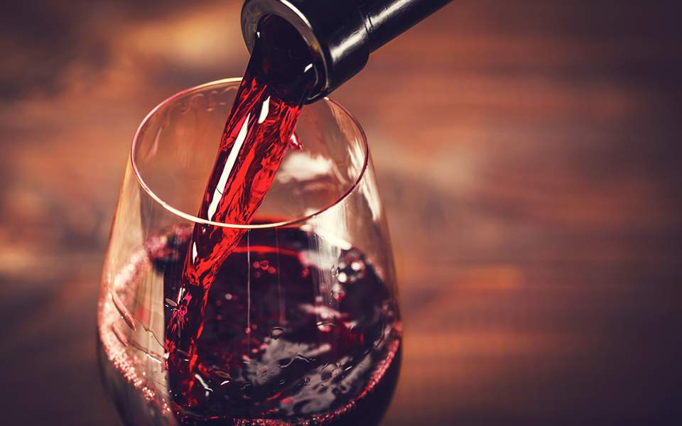 Κόκκινο κρασί: Γιατί μπορεί να σου προκαλεί πονοκεφάλους;