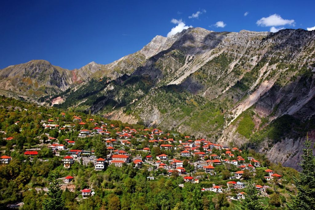Θεοδώριανα: Το ορεινό χωριό με τους διπλούς καταρράκτες που θα σας «πάρει το μυαλό»
