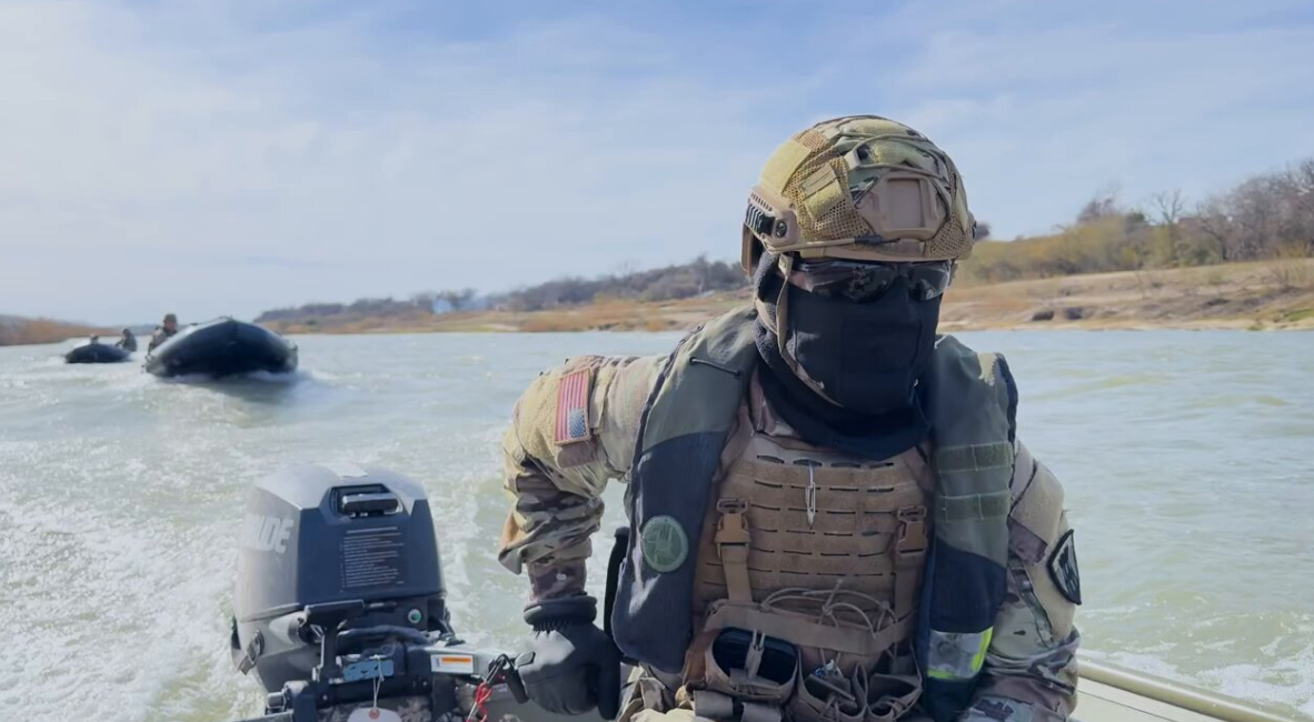 Εθνοφρουροί του Τέξας περιπολούν με πλωτά στο Ρίο Γκράντε για την αναχαίτιση παράνομων μεταναστών