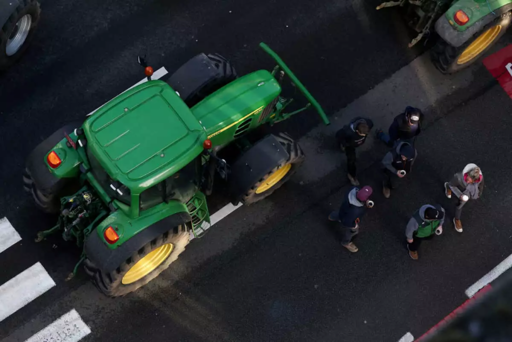 Στους δρόμους και οι αγρότες της Ελβετίας – «Το τέλος μας θα είναι η πείνα σας» (βίντεο)